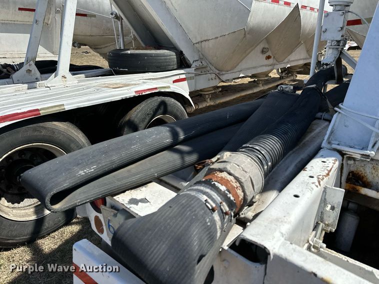 image for item DQ7312 1972 Heil  pneumatic dry bulk trailer