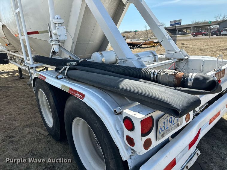 image for item DQ7312 1972 Heil  pneumatic dry bulk trailer