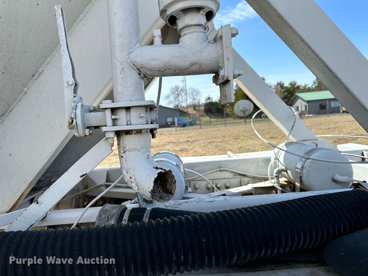 image for item DQ7312 1972 Heil  pneumatic dry bulk trailer