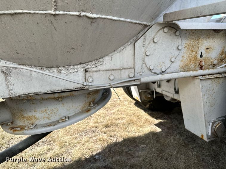 image for item DQ7312 1972 Heil  pneumatic dry bulk trailer