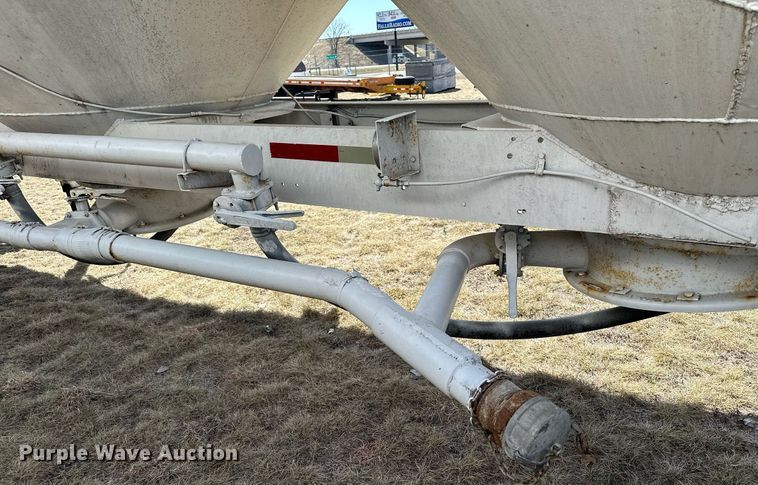 image for item DQ7312 1972 Heil  pneumatic dry bulk trailer