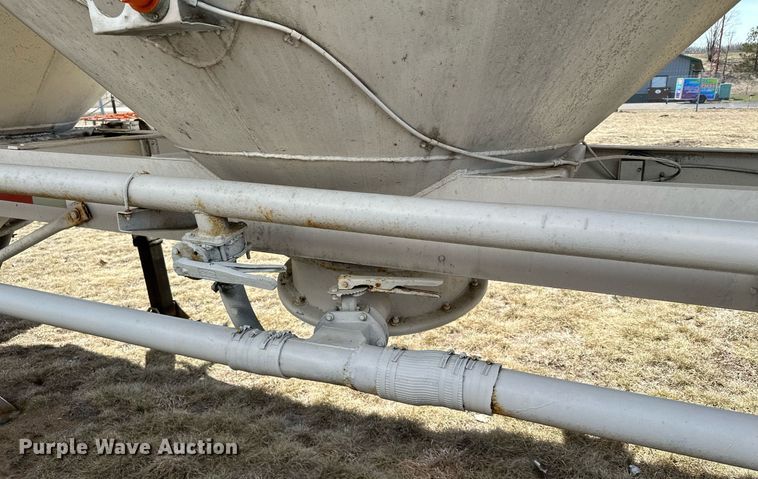 image for item DQ7312 1972 Heil  pneumatic dry bulk trailer