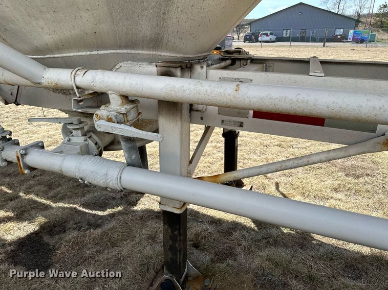 image for item DQ7312 1972 Heil  pneumatic dry bulk trailer