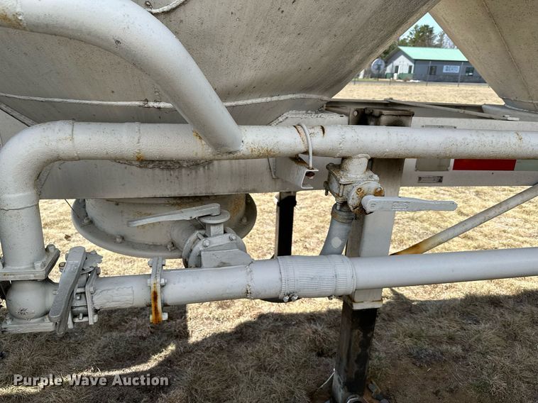 image for item DQ7312 1972 Heil  pneumatic dry bulk trailer