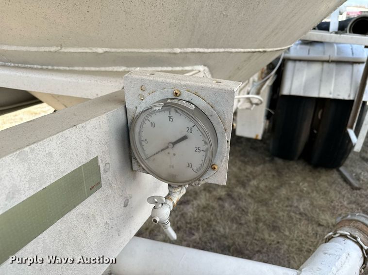 image for item DQ7312 1972 Heil  pneumatic dry bulk trailer