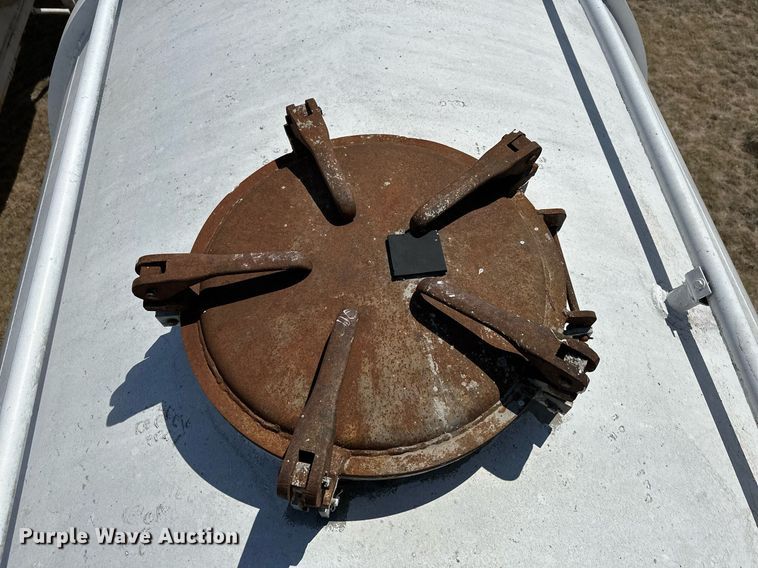 image for item DQ7312 1972 Heil  pneumatic dry bulk trailer