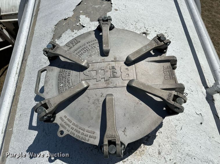 image for item DQ7312 1972 Heil  pneumatic dry bulk trailer