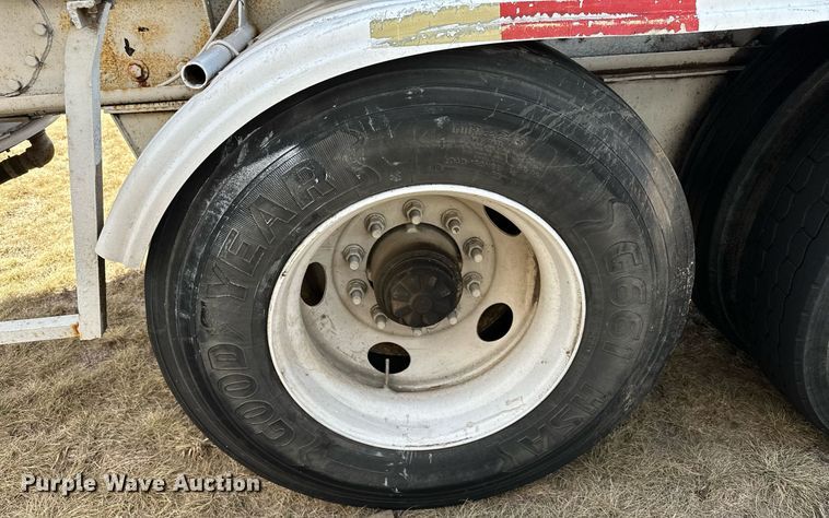 image for item DQ7312 1972 Heil  pneumatic dry bulk trailer