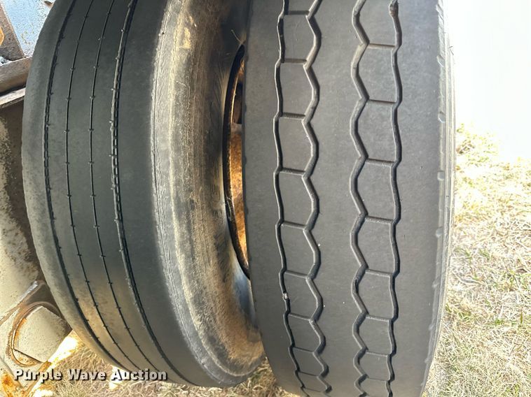 image for item DQ7312 1972 Heil  pneumatic dry bulk trailer