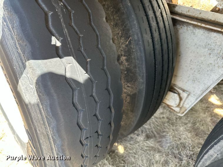 image for item DQ7312 1972 Heil  pneumatic dry bulk trailer