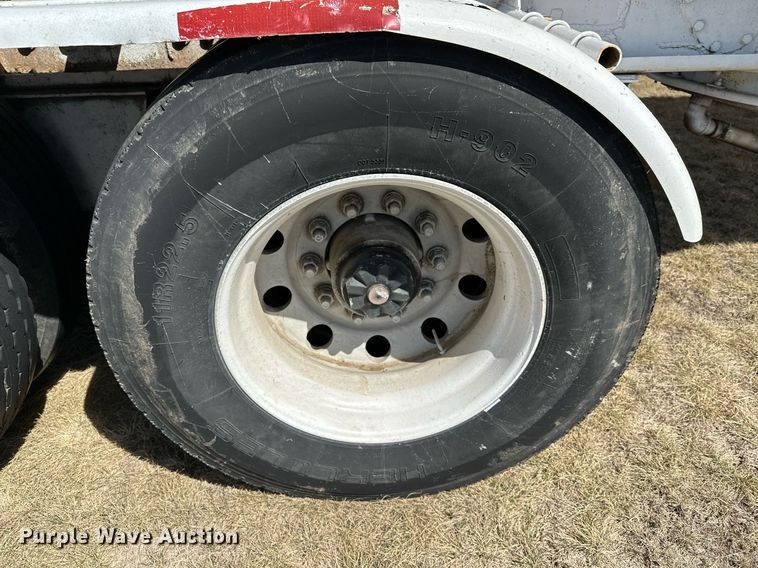 image for item DQ7312 1972 Heil  pneumatic dry bulk trailer