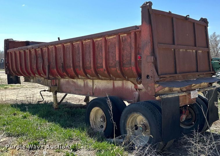 image for item DQ8717 1971 Fruehauf  dump trailer