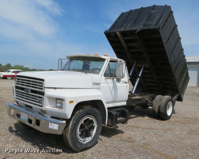 image for item DR0164 1987 Ford F700  dump truck