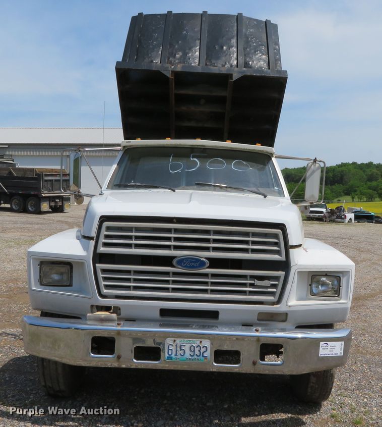 image for item DR0164 1987 Ford F700  dump truck
