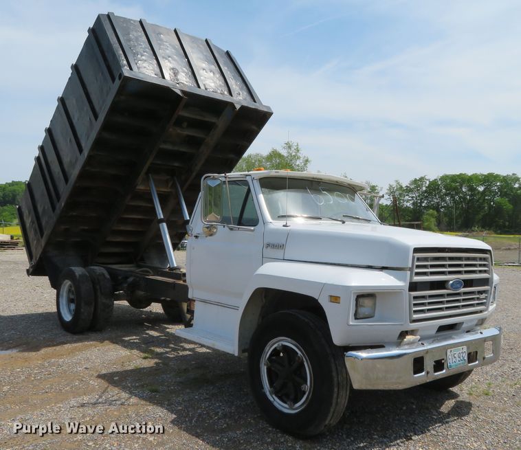 image for item DR0164 1987 Ford F700  dump truck