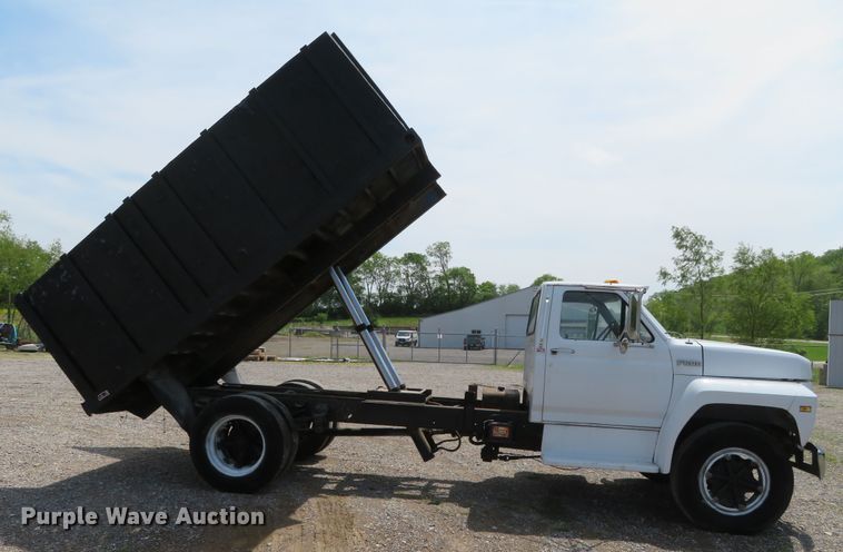 image for item DR0164 1987 Ford F700  dump truck