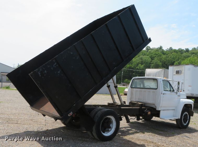 image for item DR0164 1987 Ford F700  dump truck