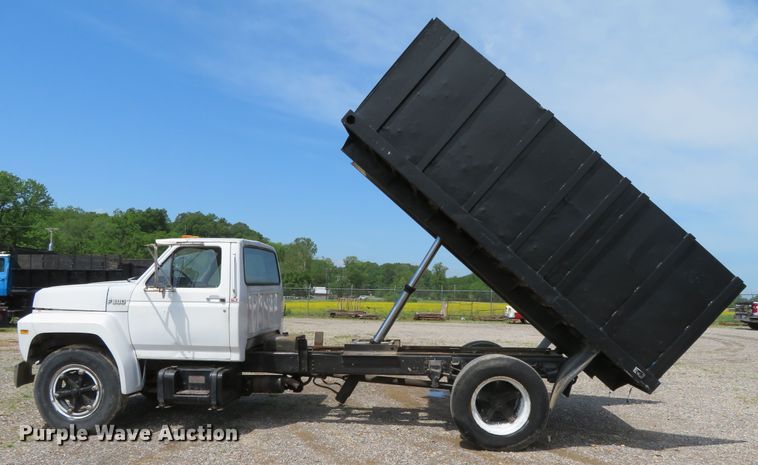 image for item DR0164 1987 Ford F700  dump truck