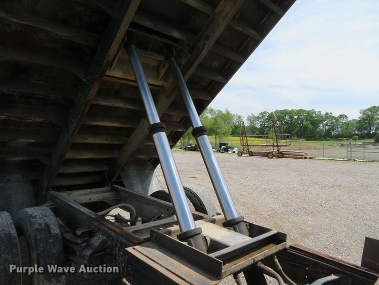 image for item DR0164 1987 Ford F700  dump truck