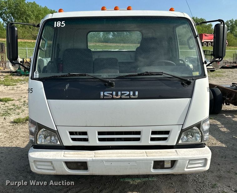 image for item DR5079 2006 Isuzu NPR  truck cab and chassis