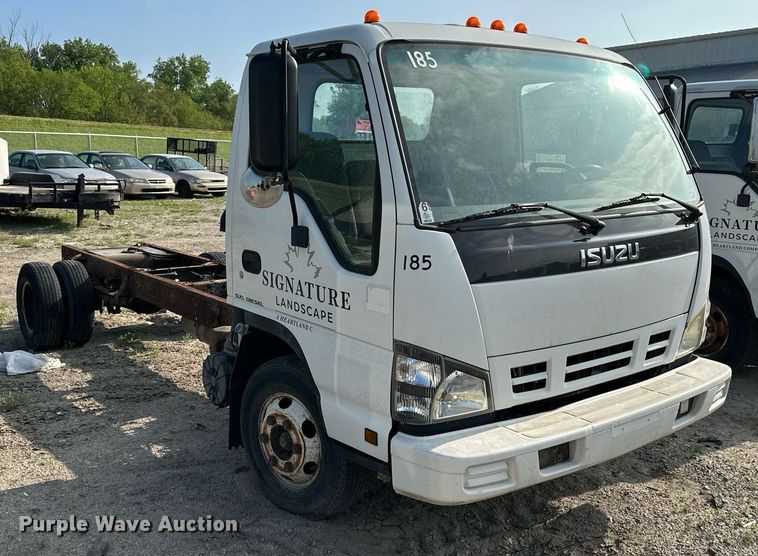 image for item DR5079 2006 Isuzu NPR  truck cab and chassis