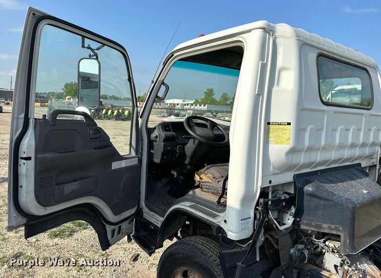 image for item DR5079 2006 Isuzu NPR  truck cab and chassis