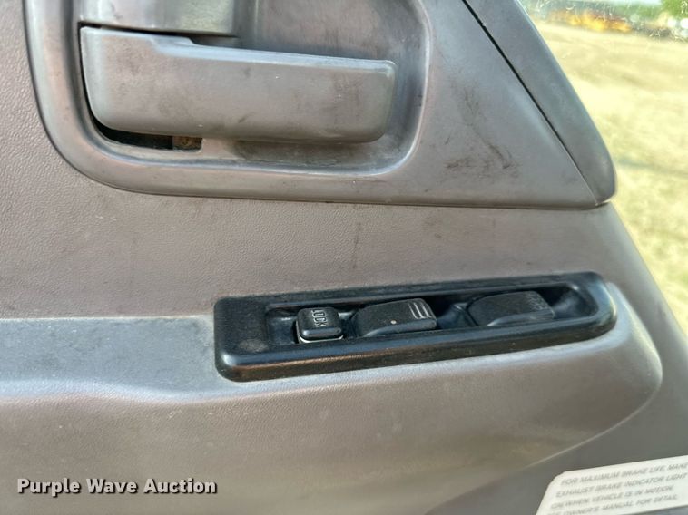 image for item DR5079 2006 Isuzu NPR  truck cab and chassis