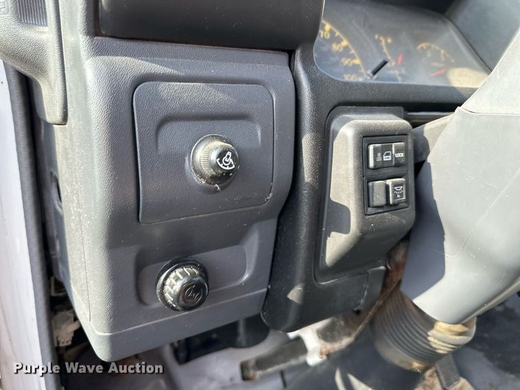 image for item DR5079 2006 Isuzu NPR  truck cab and chassis