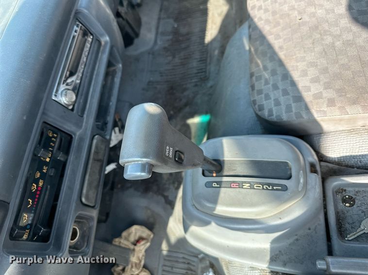 image for item DR5079 2006 Isuzu NPR  truck cab and chassis