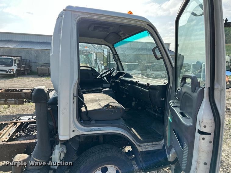 image for item DR5079 2006 Isuzu NPR  truck cab and chassis