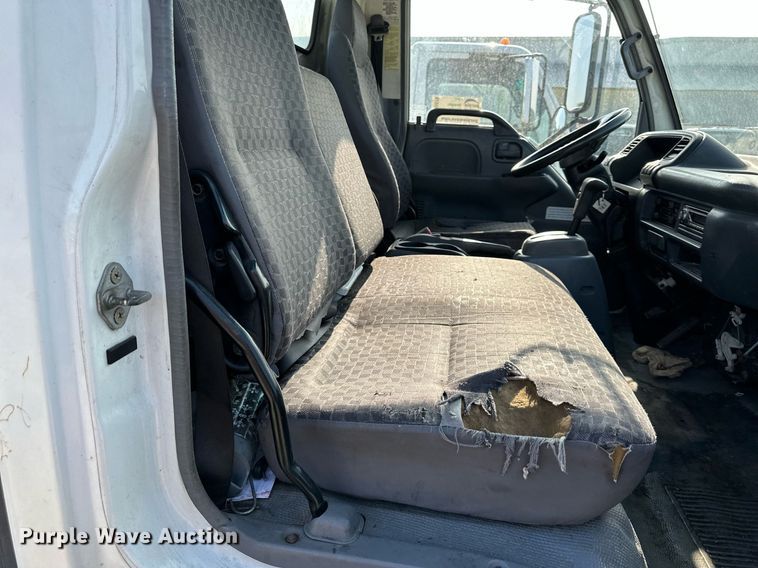 image for item DR5079 2006 Isuzu NPR  truck cab and chassis