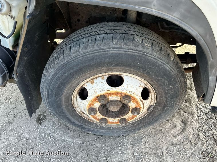 image for item DR5079 2006 Isuzu NPR  truck cab and chassis