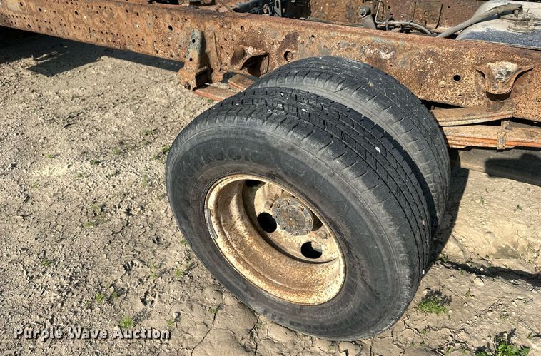 image for item DR5079 2006 Isuzu NPR  truck cab and chassis