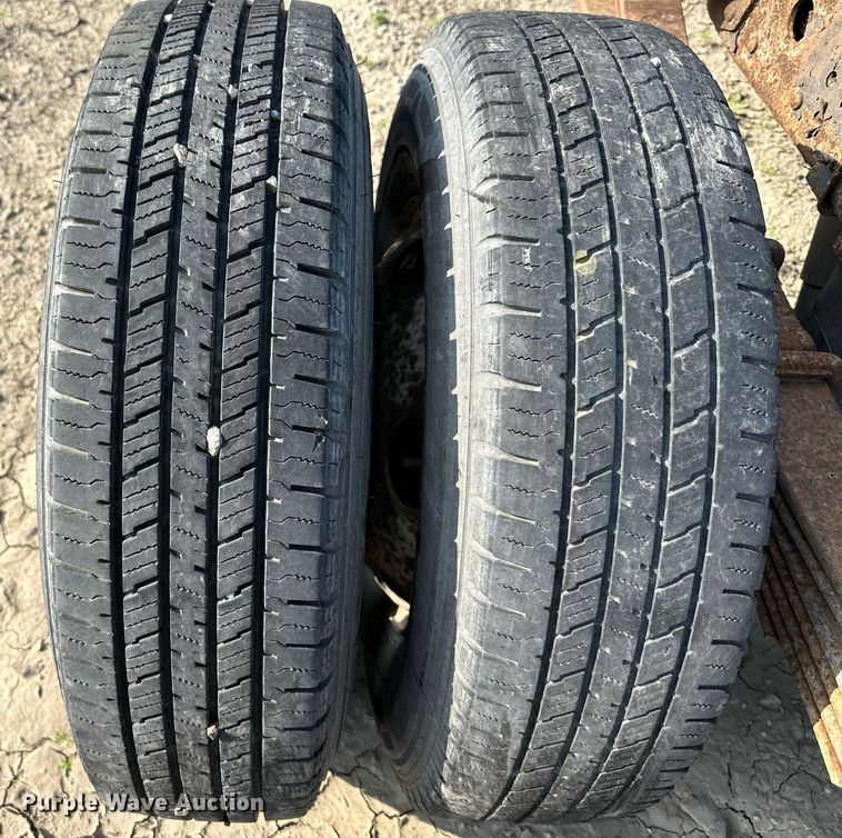 image for item DR5079 2006 Isuzu NPR  truck cab and chassis