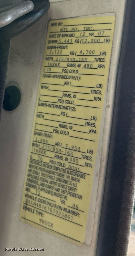 image for item DR5079 2006 Isuzu NPR  truck cab and chassis