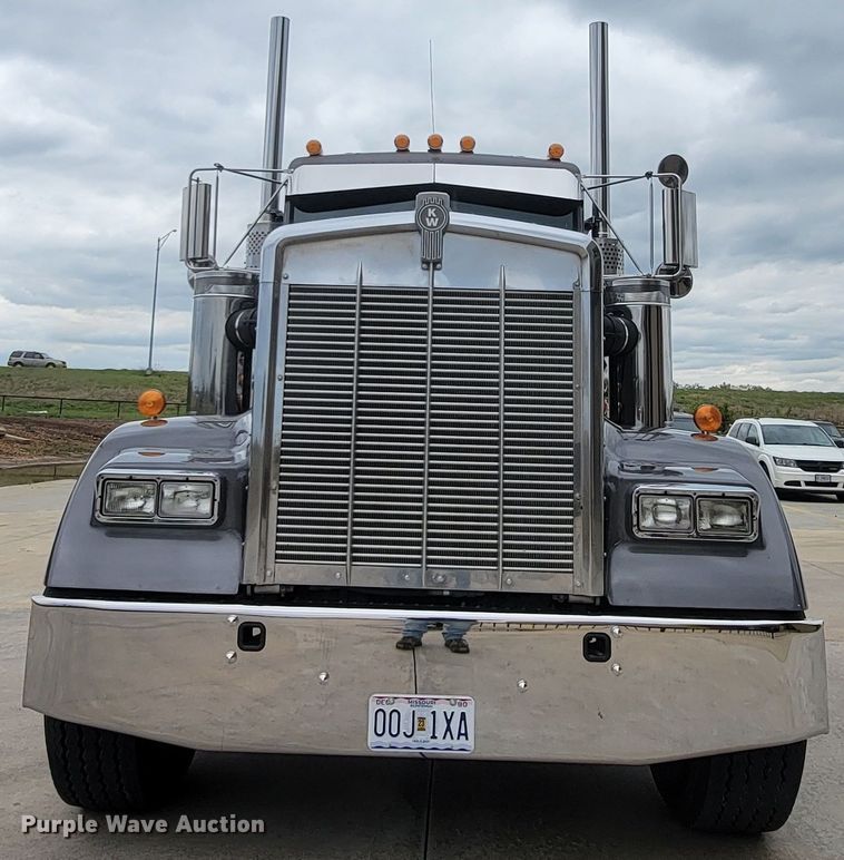 image for item HY9010 1993 Kenworth W900L  semi truck