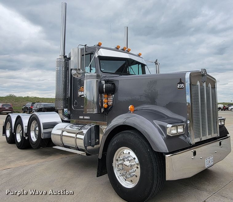 image for item HY9010 1993 Kenworth W900L  semi truck