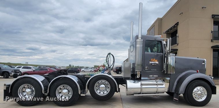 image for item HY9010 1993 Kenworth W900L  semi truck