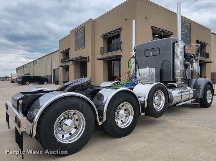 image for item HY9010 1993 Kenworth W900L  semi truck