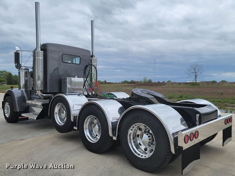 image for item HY9010 1993 Kenworth W900L  semi truck