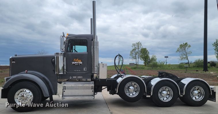 image for item HY9010 1993 Kenworth W900L  semi truck