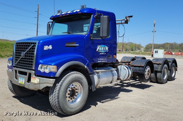 image for item JO9097 2006 Volvo VHD  truck cab and chassis