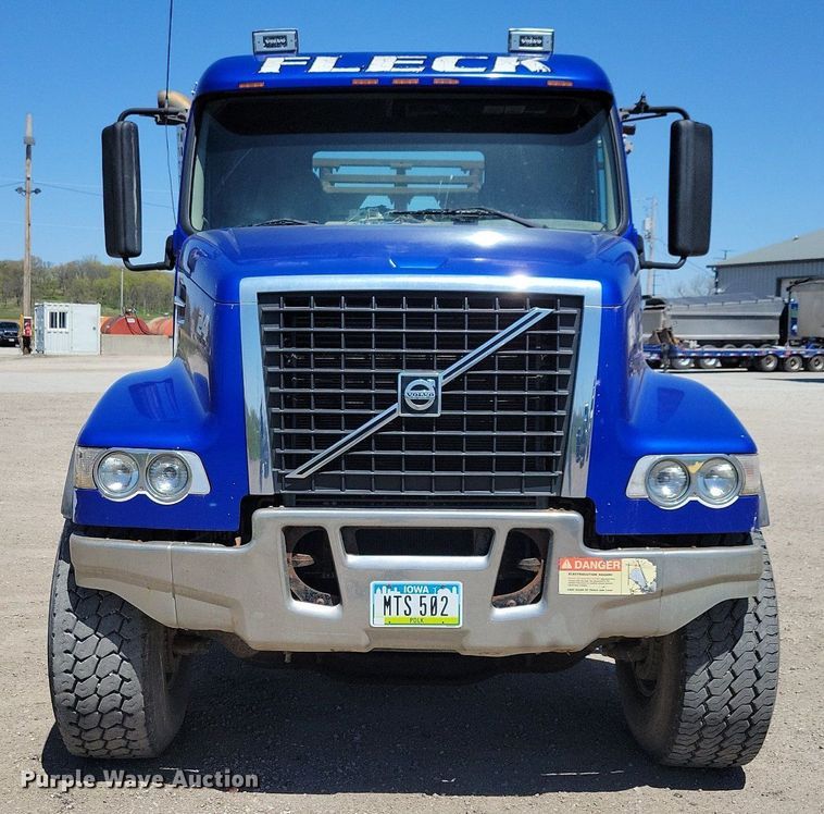 image for item JO9097 2006 Volvo VHD  truck cab and chassis