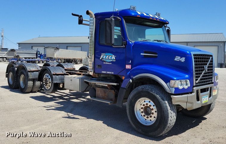 image for item JO9097 2006 Volvo VHD  truck cab and chassis