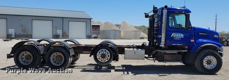 image for item JO9097 2006 Volvo VHD  truck cab and chassis