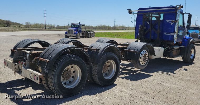 image for item JO9097 2006 Volvo VHD  truck cab and chassis