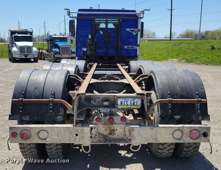 image for item JO9097 2006 Volvo VHD  truck cab and chassis