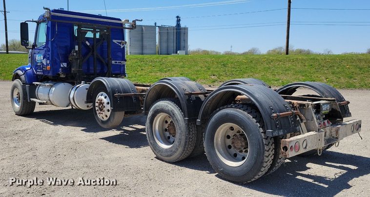 image for item JO9097 2006 Volvo VHD  truck cab and chassis