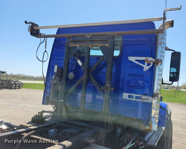 image for item JO9097 2006 Volvo VHD  truck cab and chassis