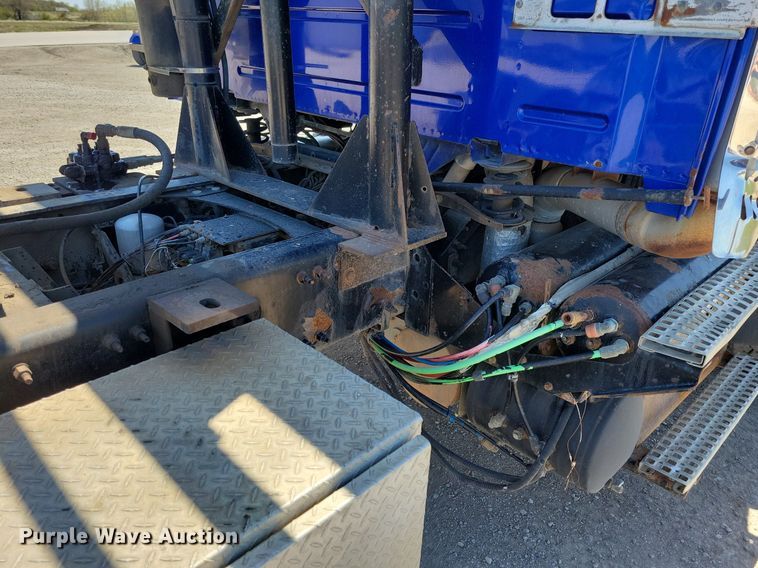 image for item JO9097 2006 Volvo VHD  truck cab and chassis